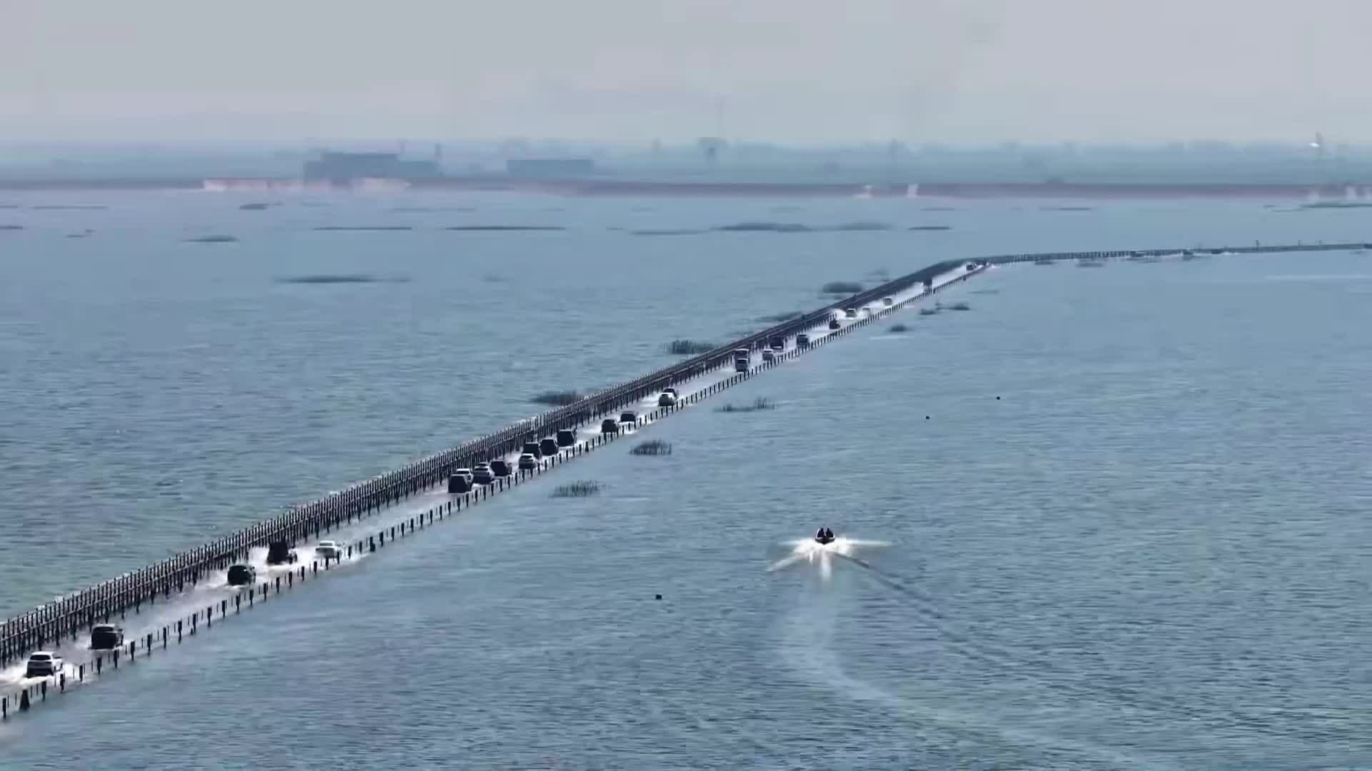 Tuyến cao tốc cho xe chạy giữa hồ lớn nhất Trung Quốc