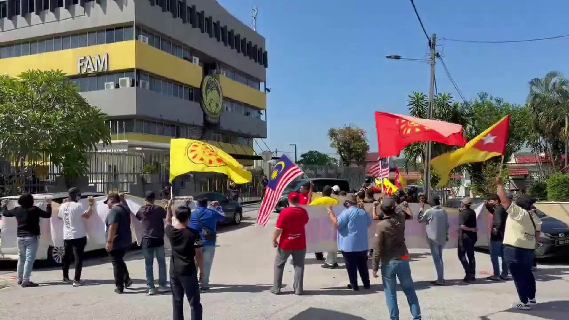 CĐV Malaysia biểu tình phản đối vụ gian lận nhập tịch