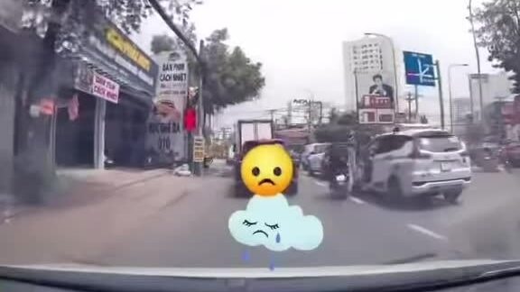 Cửa ôtô bật mở xô xe máy vào ôtô khác định bỏ chạy