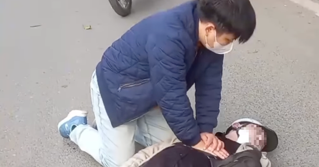 Sở Y tế Hà Nội khen thưởng đột xuất bác sĩ cứu người giữa đường - Ảnh 1.