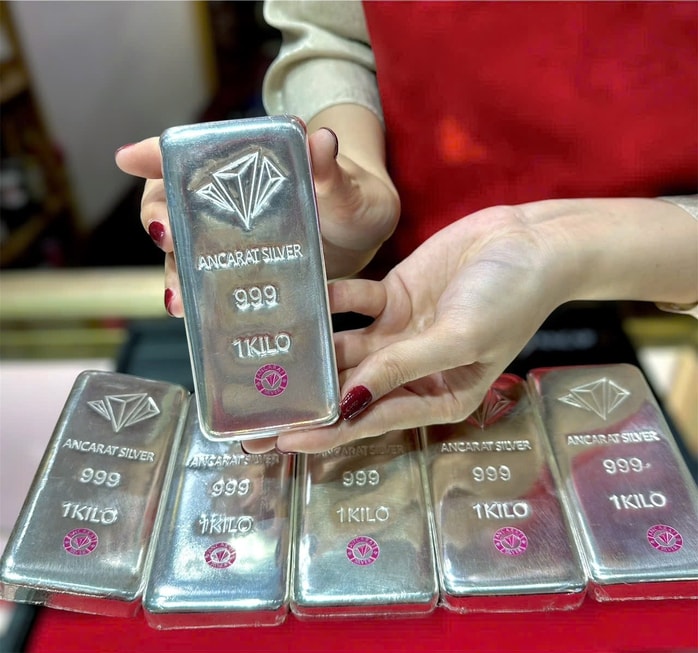 Giá bạc hôm nay 17 - 3 tăng nhanh hơn vàng , lập kỷ lục mới - Ảnh 2.