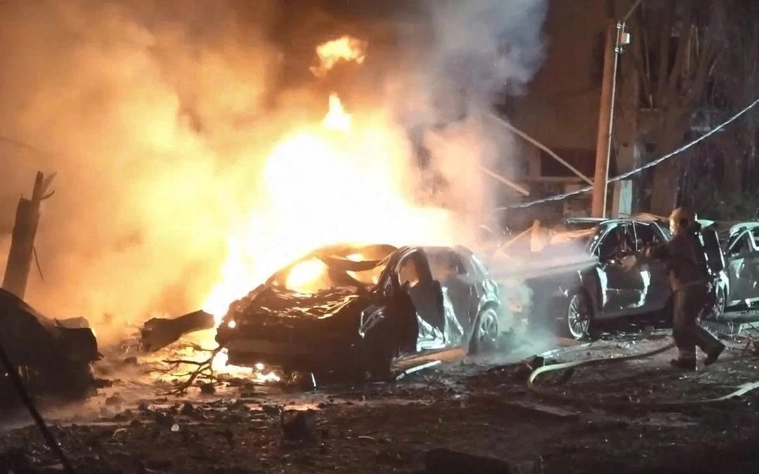 Hậu quả một vụ tập kích tên lửa Iran vào thành phố Tel Aviv (Israel). (Ảnh: AP)