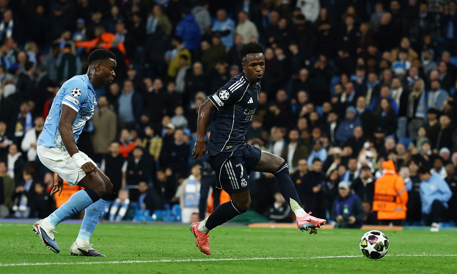 Vinicius ghi 2 bàn giúp Real Madrid thắng Man City. (Ảnh: Reuters)