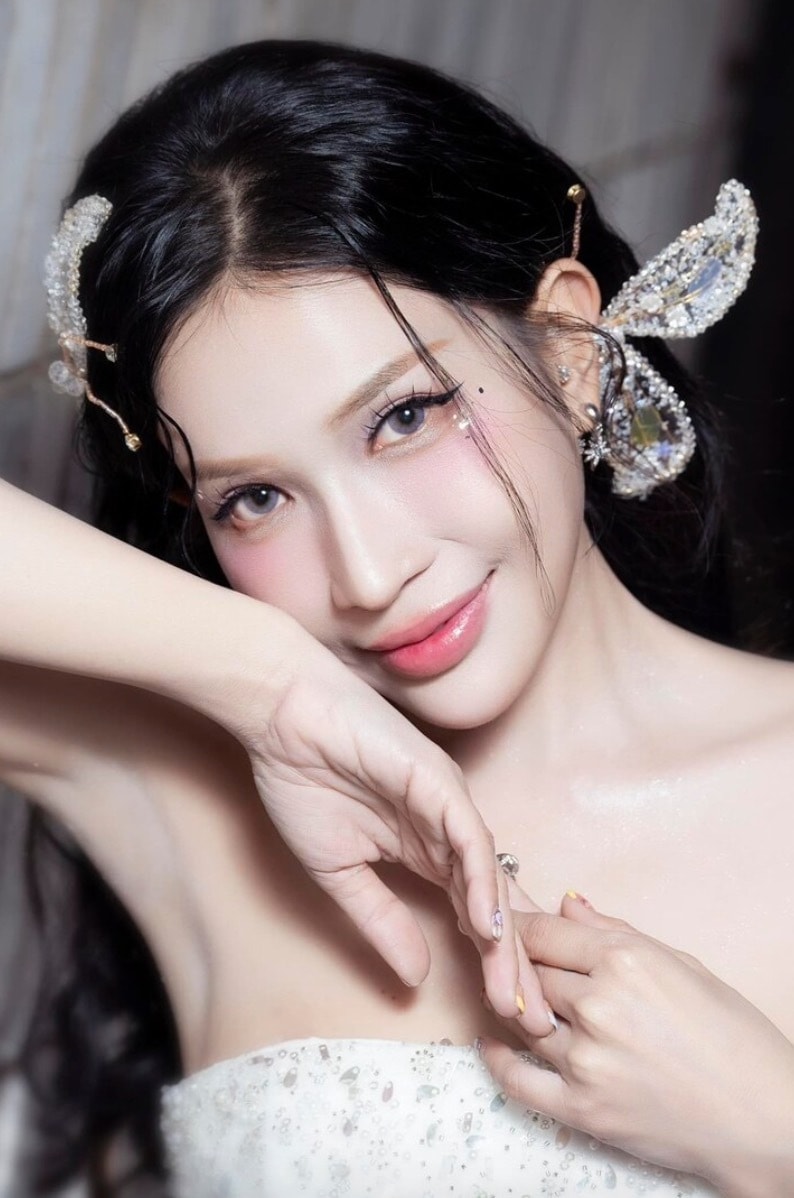 Sinh năm 1987 tại Hậu Giang, Khả Như ghi dấu ấn với nhan sắc nổi bật và lối diễn xuất tự nhiên. Cô thường xuyên góp mặt trong các dự án phim điện ảnh, truyền hình và là gương mặt quen thuộc của nhiều gameshow.