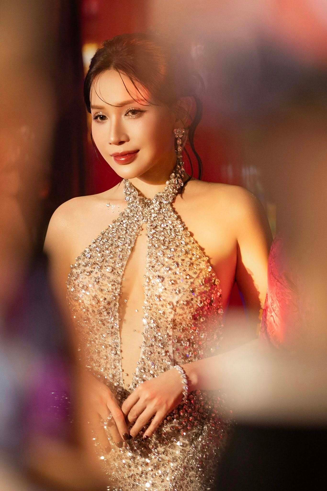 Ngoài tài năng diễn xuất, cô còn khiến dân tình trầm trồ bởi vóc dáng gợi cảm và nhan sắc xinh đẹp. Chính điều này khiến Khả Như được mệnh danh là 