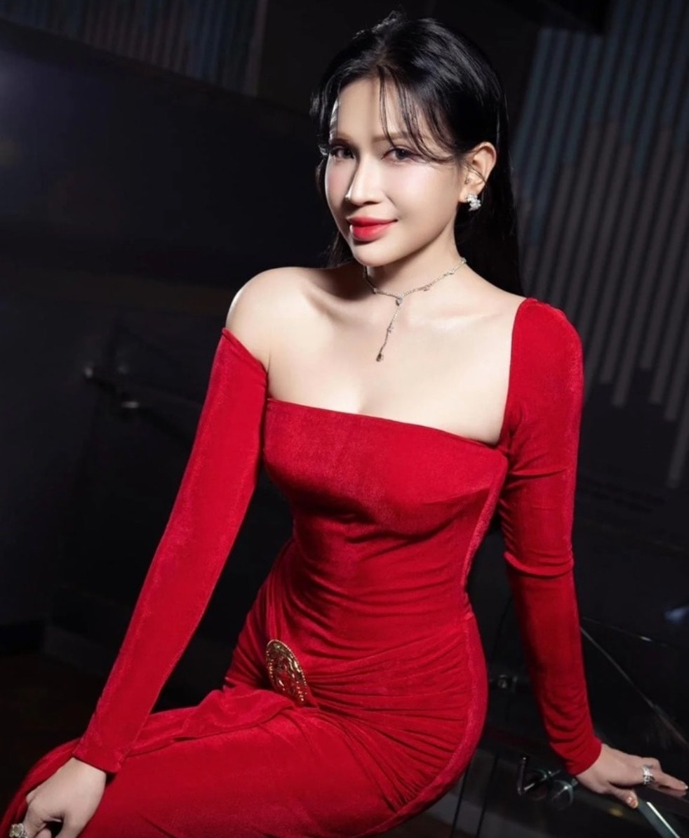 Sau 15 năm hoạt động nghệ thuật kết hợp kinh doanh, Khả Như tích góp được khối tài sản đáng nể. Nhiều đồng nghiệp tiết lộ cô là 