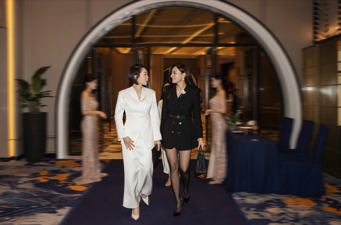 Khách mời sải bước trên “Blue Carpet” và bắt đầu hành trình trải nghiệm được dàn dựng như một buổi công chiếu điện ảnh.