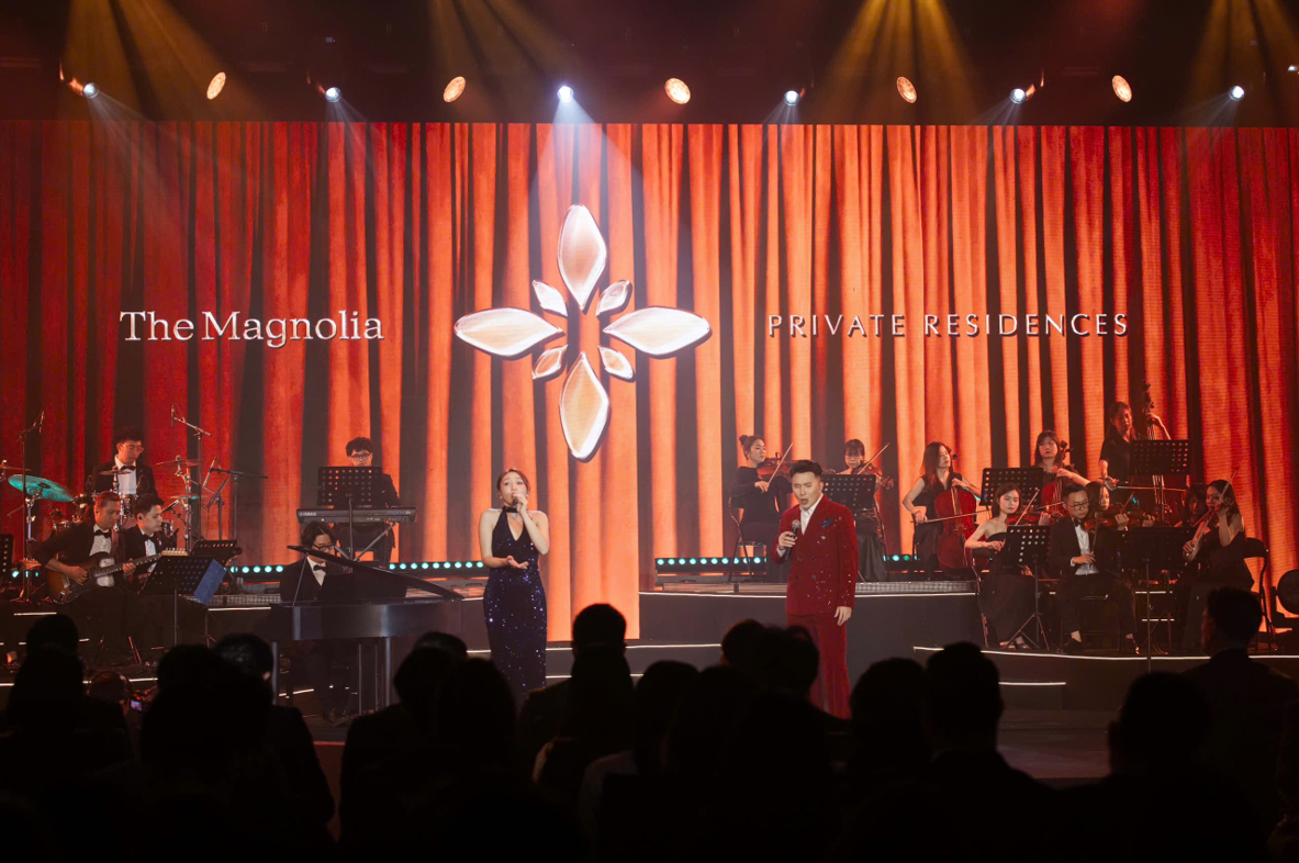 Không gian sân khấu của sự kiện được thiết kế theo concept “Absolute Cinema”, nơi ánh sáng và hiệu ứng thị giác tạo nên cảm giác như một trường quay nghệ thuật.