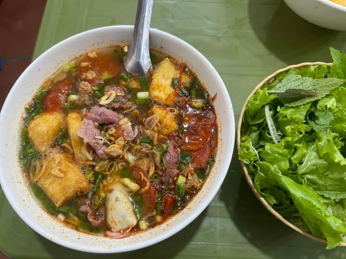 Một suất bún riêu tại quán bún bị xử phạt hôm 5/3. Ảnh: Tuấn Anh