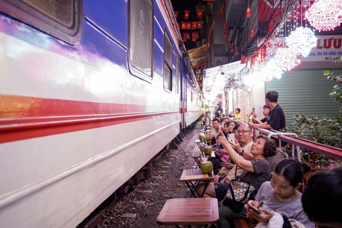 Phố đường tàu Hà Nội ngày 11/10/2025, hai ngày sau khi video tàu đâm văng bàn ghế lan truyền trên mạng. Ảnh: Hoàng Giang