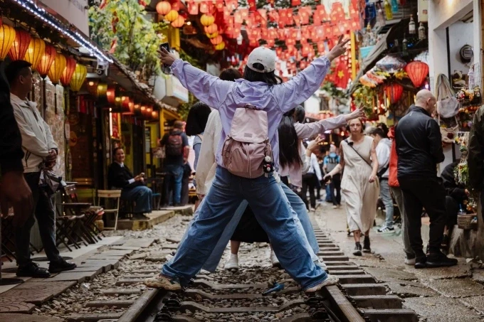 Khách trải nghiệm ở phố đường tàu Hà Nội. Ảnh: Scott Campbell