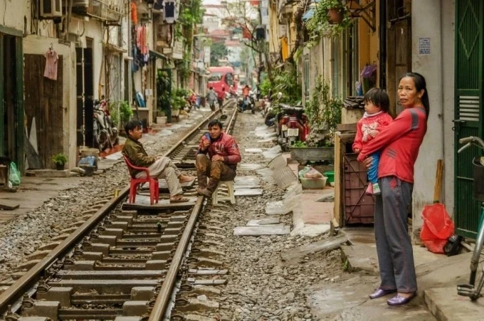 Phố đường tàu hơn 10 năm trước. Ảnh:Vietnam In Focus