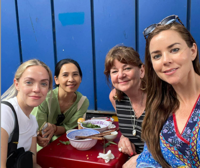 Lilly Hubbard cùng mẹ (bên cạnh) trong chuyến du lịch TP HCM, năm 2022. Ảnh: Nhân vật cung cấp