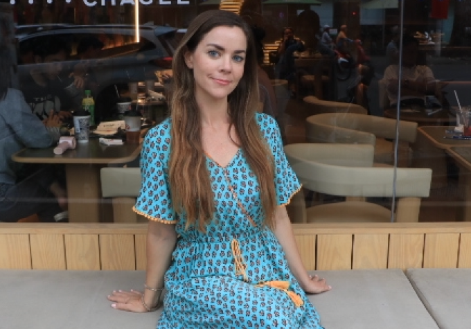 Lilly Hubbard trong quán cà phê ở phường An Đông, TP HCM, ngày 13/1. Ảnh: Ngọc Ngân