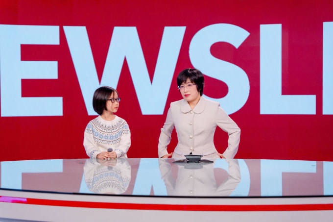 Lê Trần Vân Anh (trái), 9 tuổi, ở phường Nha Trang tham gia trải nghiệm dẫn bản tin tiếng Anh của Đài truyền hình Việt Nam. Ảnh: Nhân vật cung cấp