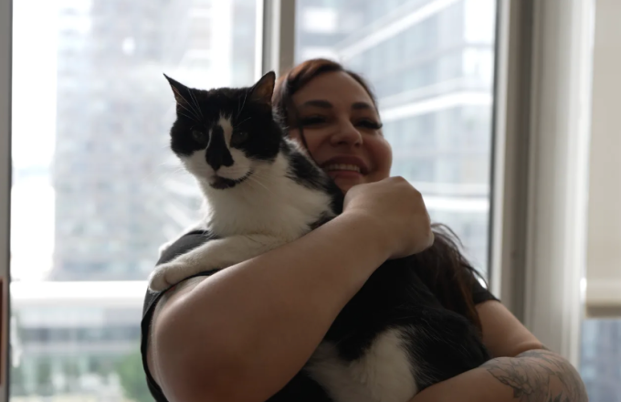 Marie Incontrera bên trong căn hộ ở Manhattan, New York, Mỹ. Ảnh: CNBC