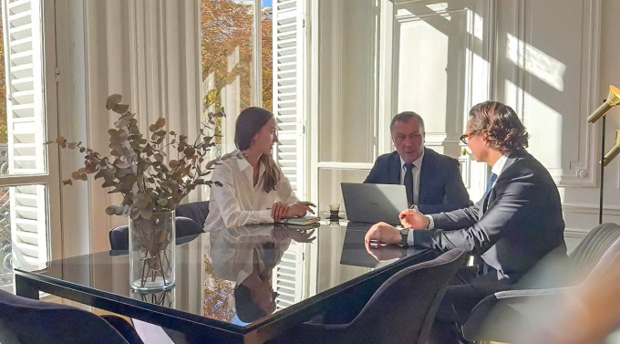 Đại diện HLG tư vấn cho khách hàng. Ảnh: HLG