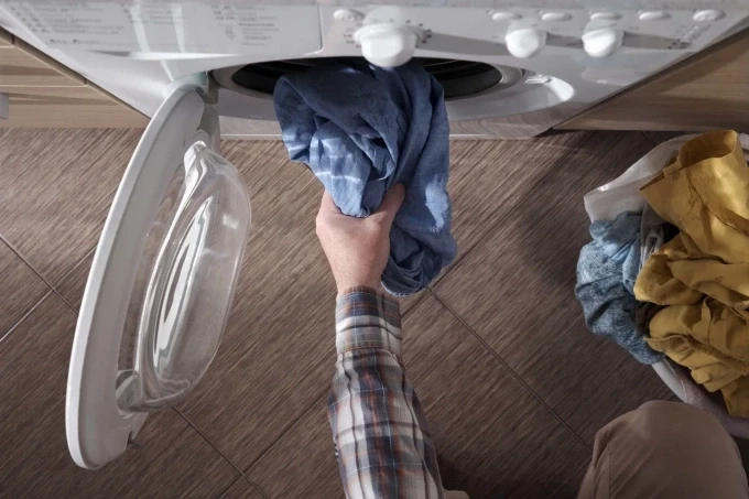 Bạn nên giặt quần áo mới trước khi mặc để tránh dị ứng, ngứa, mùi hôi của vải. Ảnh: Vanish