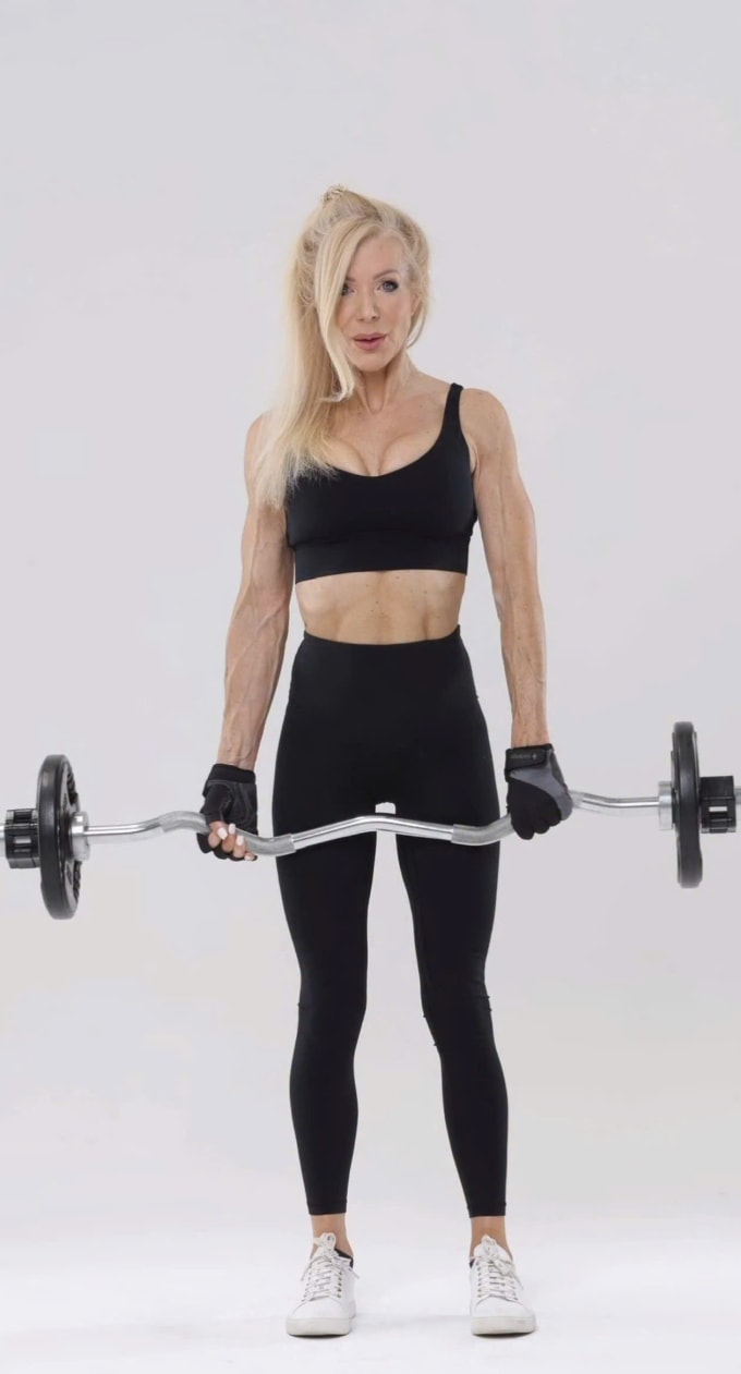 Ở tuổi 65, bà Lesley vẫn tập luyện chăm chỉ. Ảnh: lesleymaxwell.fitness/Instagram