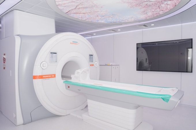 Không gian chụp MRI thế hệ mới rộng rãi, giảm ồn, tối ưu trải nghiệm cho người bệnh. Ảnh: Vinmec