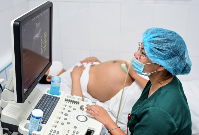 Một phụ nữ khám thai tại Bệnh viện Phụ sản Trung ương. Ảnh: Giang Huy