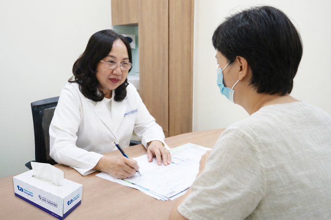 Bác sĩ Mai tư vấn cho người bệnh. Ảnh: Bệnh viện Đa khoa Tâm Anh