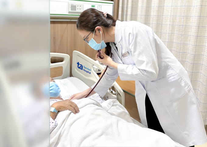 Bác sĩ Thùy thăm khám cho ông Bảo. Ảnh: Bệnh viện Đa khoa Tâm Anh