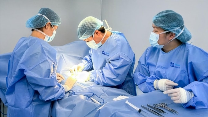 Bác sĩ Tuấn (giữa) cùng kíp bác sĩ mổ cho Thu. Ảnh: Bệnh viện Đa khoa Tâm Anh