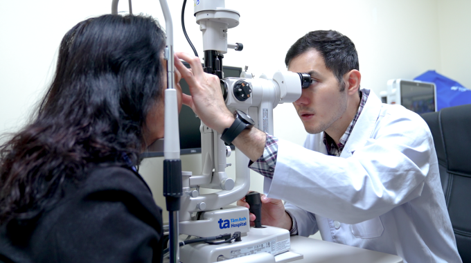 Bác sĩ Hưng thăm khám cho người bệnh. Ảnh minh họa: Bệnh viện Đa khoa Tâm Anh Hà Nội