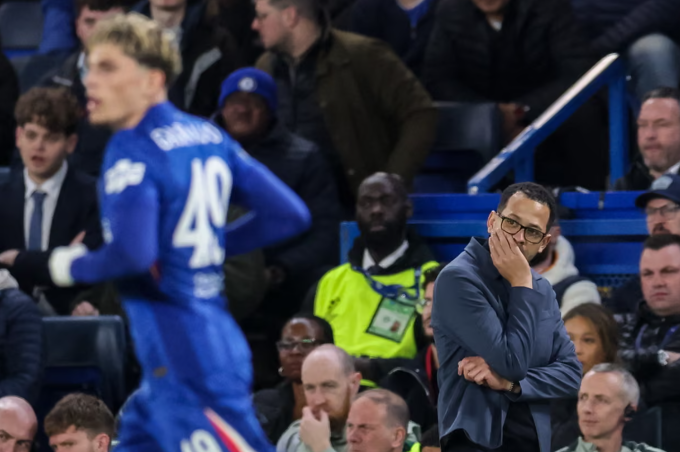 HLV Liam Rosenior thất vọng ngoài đường biên. Ảnh: EPA