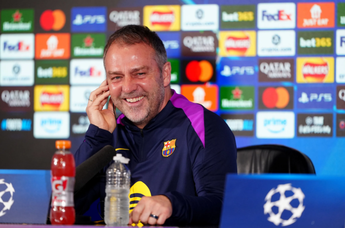 HLV Hansi Flick trong buổi họp báo trước trận Barca gặp Newcastle ở lượt về vòng 1/8 Champions League ngày 17/3/2026. Ảnh: AP