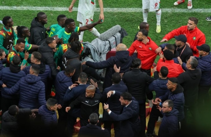 Cầu thủ Senegal và Morocco tranh cãi trong trận chung kết Cup châu Phi trên sân Prince Moulay Abdellah, Rabat, Morocco ngày 18/1/2026. Ảnh: Marca