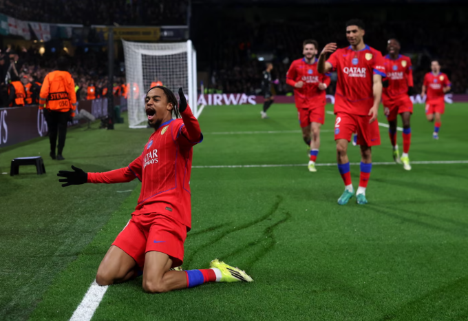 Bradley Barcola trượt cỏ mừng bàn nâng tỷ số lên 2-0. Ảnh: UEFA