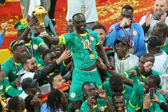 Đội trưởng Sadio Mane nâng Cup bóng đá châu Phi trên sân Hoàng tử Moulay Abdellah, thành phố Rabat, Morocco tối 18/1/2026. Ảnh: AP