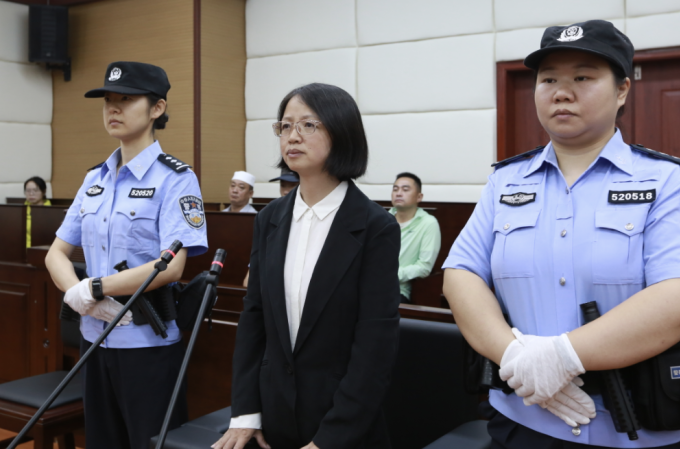 Dương Tuệ (giữa) trên phiên tòa xét xử ngày 16/9/2025. Ảnh: Nfnews