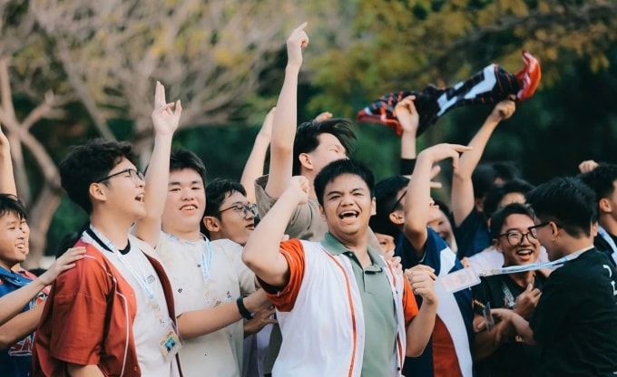 Kiệt (áo xanh) sôi nổi trong hoạt động ngoại khóa của lớp. Ảnh: Nhân vật cung cấp