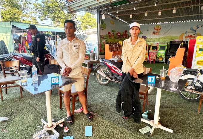 Hai nghi phạm bị cảnh sát làm việc. Ảnh: Nam An