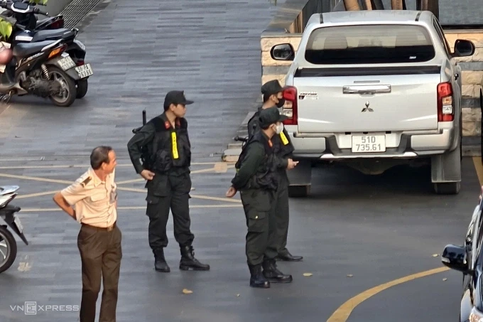 Nhiều công an xuất hiện ở trụ sở ACV ở số 58 Trường Sơn, Phường Tân Sơn Hòa, TP HCM, chiều 26/1. Ảnh: Quốc Thắng