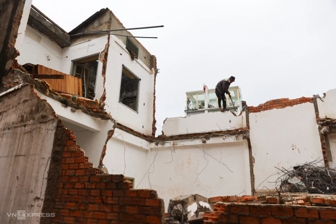 Người dân dỡ nhà để giao mặt bằng cho dự án, tháng 10/2025. Ảnh: Thanh Tùng