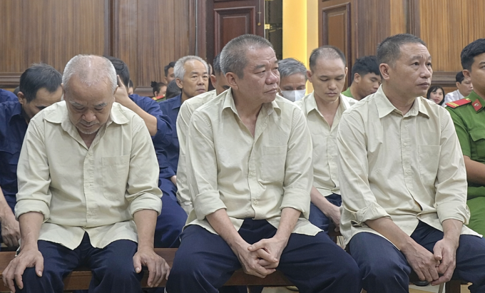 Bị cáo Hồ Văn Búp (giữa) và các bị cáo khác tại tòa hôm nay. Ảnh: Hải Duyên