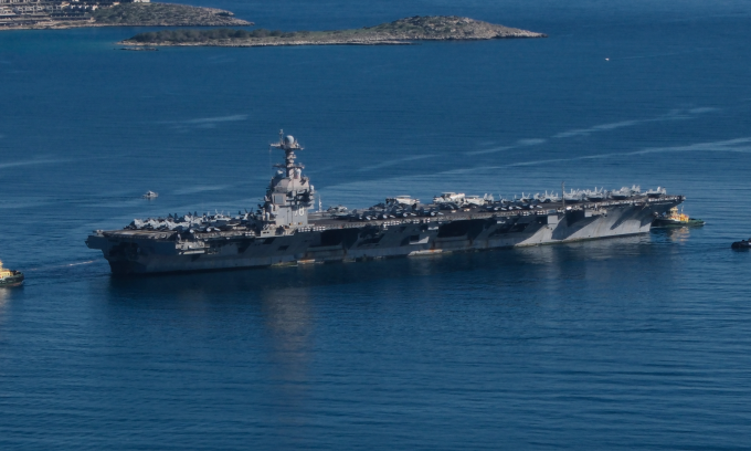 Tàu sân bay Ford rời căn cứ ở đảo Crete, Hy Lạp hôm 26/2. Ảnh: AP