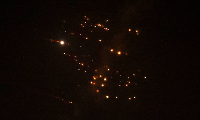 Loại đan con từ tên lửa Iran mang đầu đạn chùm lao xuống thành phố Netanya ở Iran hôm 18/3. Ảnh: AFP