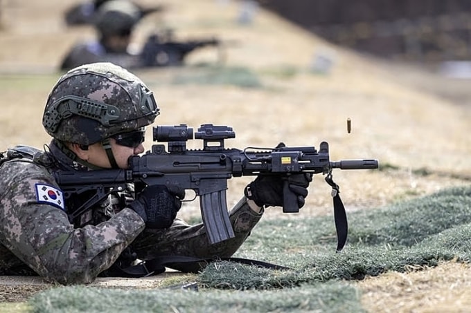 Binh sĩ Hàn Quốc huấn luyện tại trường bắn Paju, tỉnh Gyeonggi hồi năm 2024. Ảnh: Quân đội Hàn Quốc