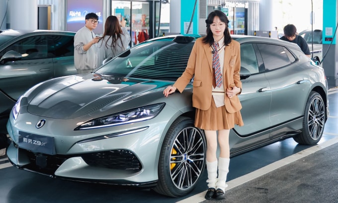 Mẫu Denza Z9 GT tại trạm sạc nhanh của BYD ở Trung Quốc. Ảnh: Weibo