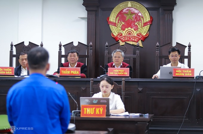 HĐXX thẩm vấn bị cáo Võ Văn Tập. Ảnh: Đức Hùng