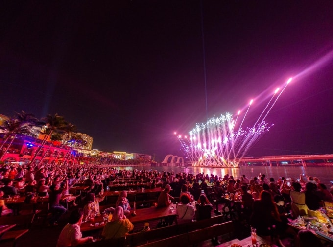 Các show diễn nghệ thuật được tổ chức mỗi tối tại Thị trấn Hoàng Hôn thu hút lượng lớn du khách. Ảnh: Ánh Dương