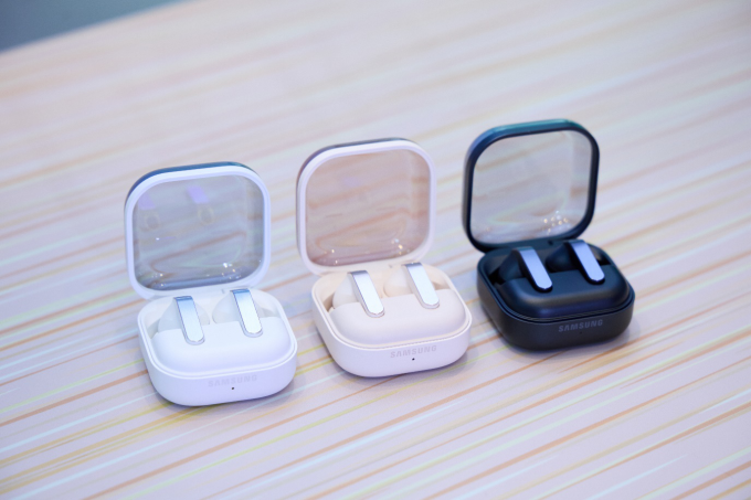 Buds4 Pro có dạng in-ear với ba màu sắc. Ảnh: Samsung