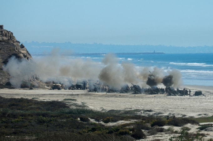Mỹ khai hỏa lựu pháo trong cuộc diễn tập biểu diễn ở Red Beach, căn cứ Camp Pendleton, bang California, ngày 19/10/2025. Ảnh: Reuters
