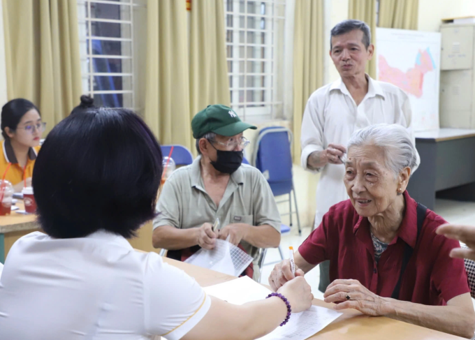 Người cao tuổi Hà Nội nhận lương hưu tại điểm chi trả. Ảnh: Phong Linh