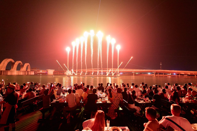 Du khách xem các show diễn nghệ thuật. Ảnh: Ánh Dương